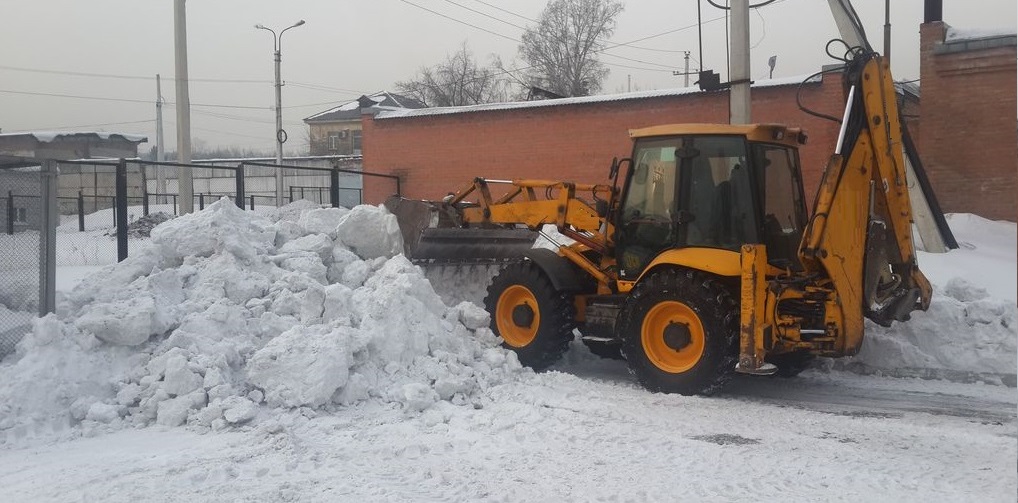 Экскаватор погрузчик для уборки снега и погрузки в самосвалы для вывоза в Медведево
